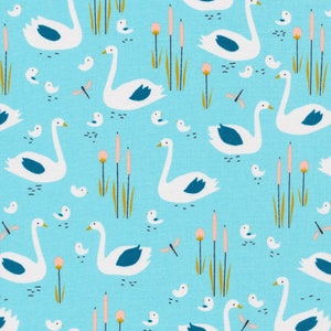 Pode incluir: Um padrão sem costura que apresenta cisnes brancos com acentos azuis nadando em um fundo azul claro. O padrão também inclui juncos verdes, flores rosa e pequenos patinhos brancos.