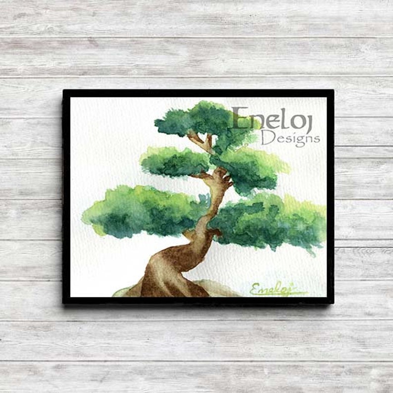 Puede incluir: Pintura acuarela de un &aacute;rbol bons&aacute;i con un tronco grueso y hojas verdes. La pintura est&aacute; enmarcada en negro y tiene el texto "Enel&oslash;j Designs" en la esquina superior derecha.