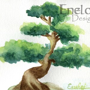 Puede incluir: Pintura acuarela de un &aacute;rbol bons&aacute;i con un tronco grueso y marr&oacute;n y follaje verde. La pintura est&aacute; firmada "Enel&oslash;j Designs" en la esquina superior derecha y "Enel&oslash;j" en la esquina inferior derecha.