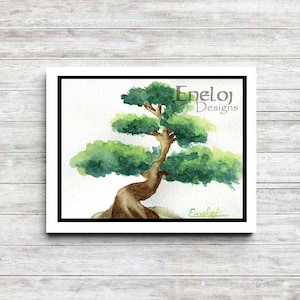 Puede incluir: Pintura acuarela de un &aacute;rbol bons&aacute;i con un tronco grueso y hojas verdes. La pintura est&aacute; enmarcada en un marco blanco con un passe-partout negro. La firma del artista, "Enel&oslash;j Designs", est&aacute; en la esquina superior derecha de la pintura.