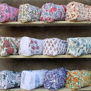 Acquista borse per il trucco trapuntate in grandi quantità - Borse con stampa a blocchi - Pochette per cosmetici trapuntate - Borsa da toilette con stampa a blocchi colorata - Regali all'ingrosso per donne