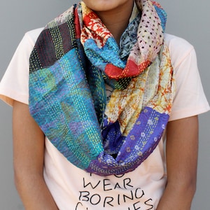 Bufanda Kantha de retazos de seda vintage: chal reversible hecho a mano