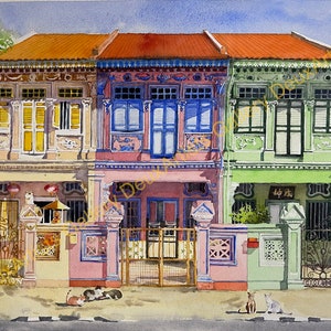 Könnte beinhalten: Ein Aquarellbild von drei farbenfrohen, traditionellen Shophouses in Singapur. Die Shophouses sind in Gelb-, Rosa- und Grüntönen gestrichen, mit aufwendigen Details und dekorativen Elementen. Die Shophouses haben verzierte Tore und Fenster, und im Vordergrund befinden sich Katzen.