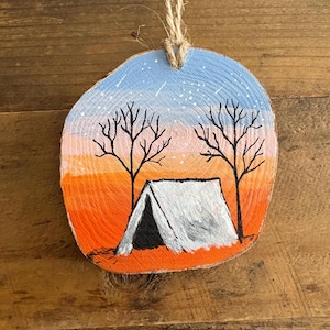 Träskivor av campingprydnad med kala träd | Handmålad prydnad