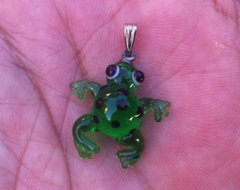 ウランガラスのカエルペンダントペンダント吹きガラスのカエルウラン