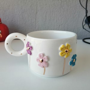 Tazza da caffè con fiori, tazza in ceramica con fiori, tazza con incisione di fiori, tazza da caffè floreale, tazza in ceramica fatta a mano, regalo di Natale, regalo per lei