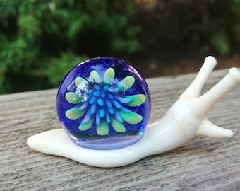 Glass snail, glass snail figurine, miniature snail, glass mollusc, snail ornament, murano snail, glass figurine, glass animals