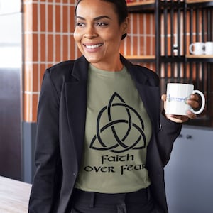 Camiseta Faith over Fear, creer que todo lo bueno está por venir, triquetra, diseño de nudo celta, tener fe, camisa religiosa, camiseta de algodón inspiradora