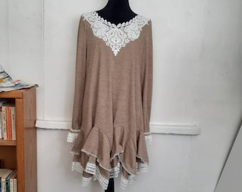 Upcycled Mori Kei Kleid mit asymmetrischen geschichteten Taschentuch Saum und Vintage Spitze - Wald Mädchen Mode