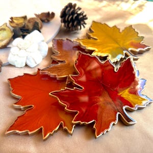 Herbst-Herbst-Ahornblätter-Kollektion - Ahornblatt mit Goldakzenten, handgefertigtes Harz-Untersetzer-Set