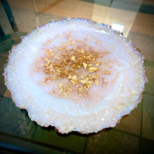 Vassoio da toeletta con geode decorato in vetro frantumato bianco iridescente e oro