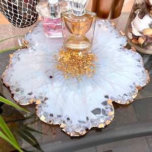 Vassoio da toeletta a forma di fiore grande con accenti in vetro frantumato bianco iridescente e oro
