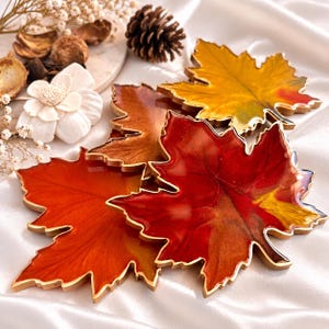 Herbstkollektion Ahornblätter – Set handgefertigter Untersetzer aus Kunstharz mit goldverzierten Ahornblättern