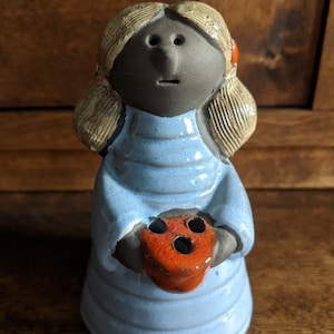 Jahrgang Annika Kihlman für Jie Keramik Gantofta (Jie-Keramik), Blumenmädchen, Mitte des Jahrhunderts schwedische Keramik