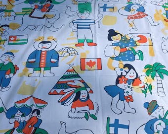 Può includere: Tessuto bianco con un motivo colorato di bambini di diversi paesi che tengono bandiere e simboli. I bambini indossano abiti tradizionali e sono raffigurati in uno stile giocoso e fantasioso.