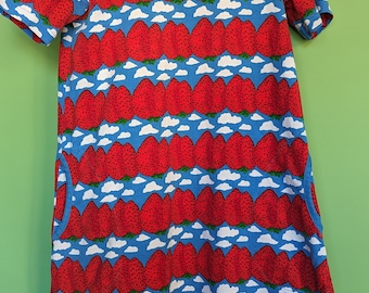Robe t-shirt en coton bleu/rouge/blanc MARIMEKKO avec poches fraises Imprimé Mansikkavuoret Âge environ 6 ans taille 116