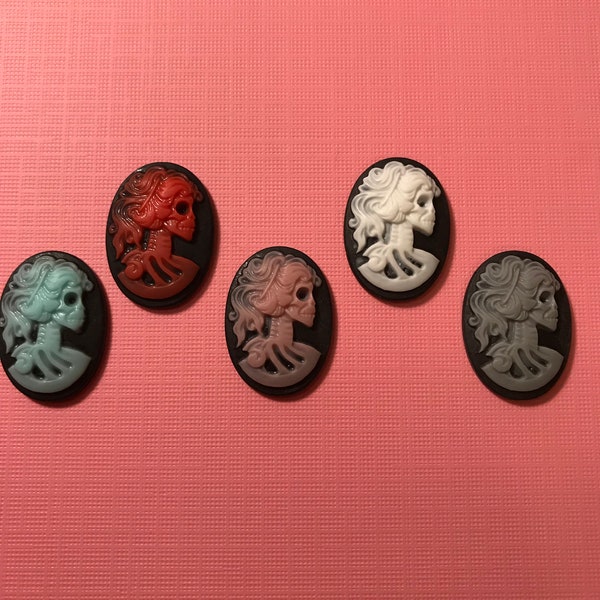 Skull Cameo Needle Minder