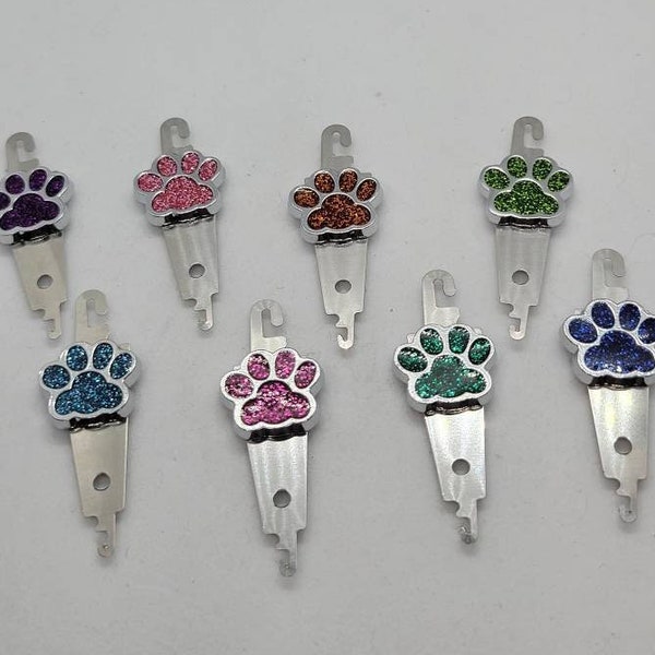 Paw Needle Threader/Needle Minders