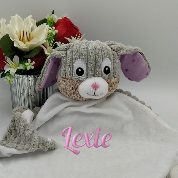 Doudou Brodé, Lapin sensoriel gris rose à personnaliser, cadeau brodé personnalisé prénom, naissance baby shower anniversaire broderie fêtes