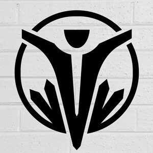 Pu&ograve; includere: Logo grafico nero con una figura umana stilizzata con le braccia tese all'interno di un cerchio. Sotto la figura ci sono diverse forme appuntite. Il design &egrave; posto su un muro di mattoni bianchi.