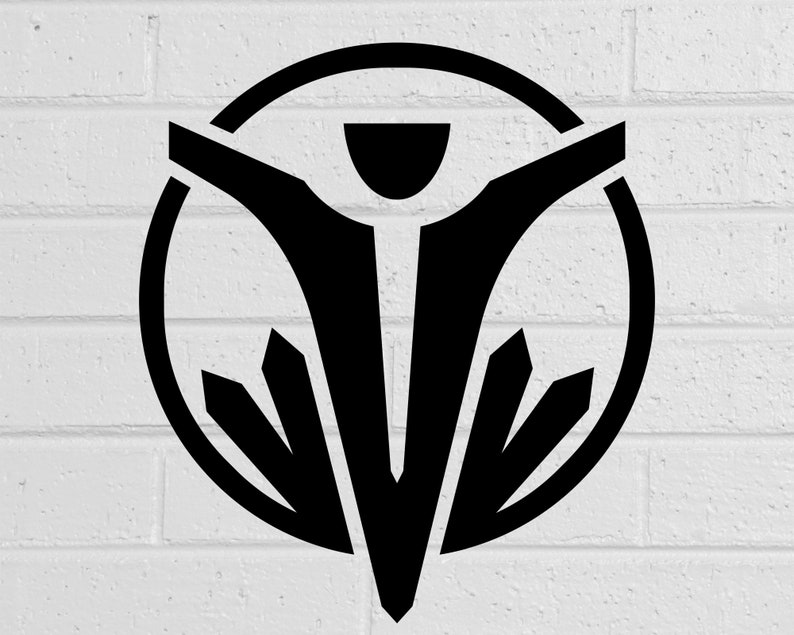 Pu&ograve; includere: Logo grafico nero con una figura umana stilizzata con le braccia tese all'interno di un cerchio. Sotto la figura ci sono diverse forme appuntite. Il design &egrave; posto su un muro di mattoni bianchi.