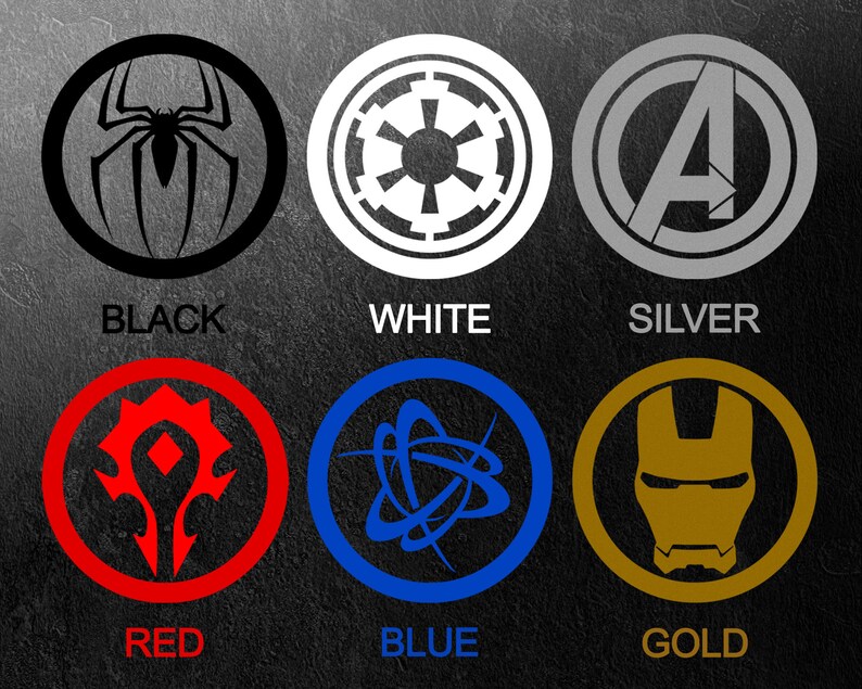 Pu&ograve; includere: Sei loghi circolari in nero, bianco, argento, rosso, blu e oro. Ogni logo presenta un design diverso, tra cui un ragno, una stella, la lettera A, un simbolo stilizzato, una rete di linee e una maschera di Iron Man. I colori sono etichettati sotto ogni logo.