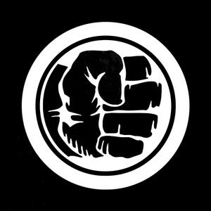 Può includere: Grafico in bianco e nero di un pugno in un cerchio. Il pugno è chiuso e le nocche sono prominenti.