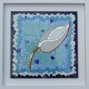 Puede incluir: Una obra de arte en mosaico que presenta una hoja blanca estilizada con acentos rojos y dorados sobre un fondo azul y blanco.