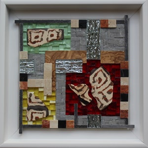 Puede incluir: Obra de arte abstracta en mosaico con formas geométricas y patrones en tonos de rojo, verde, amarillo y gris. El mosaico está hecho de pequeñas baldosas de varios materiales, incluyendo vidrio, piedra y madera.