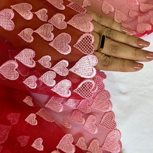 Bellissimo pizzo rosso su morbido materiale a rete con cuori rosa ricamati splendidamente sulla larghezza del pizzo 25 cm