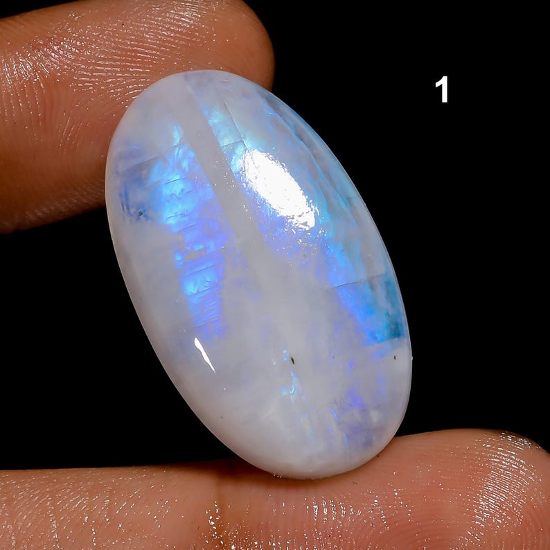 Tutte le forme miste, pietra preziosa di pietra di luna arcobaleno, cabochon di pietra di luna blu fuoco, cristalli di pietra di luna arcobaleno bianca naturale e retro piatto lucidati a mano. 1. 30X17X6mm 31Crt