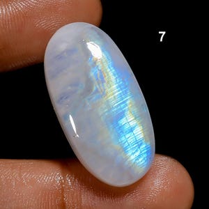 Tutte le forme miste, pietra preziosa di pietra di luna arcobaleno, cabochon di pietra di luna blu fuoco, cristalli di pietra di luna arcobaleno bianca naturale e retro piatto lucidati a mano. 7. 31X15X8mm 37Crt