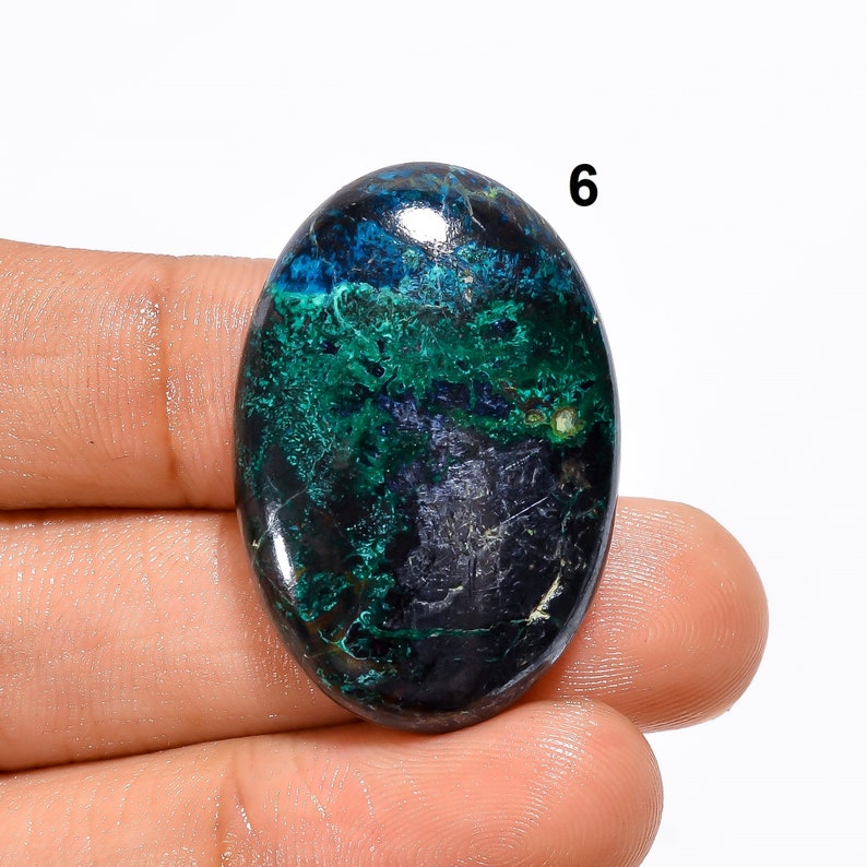 Pu&ograve; includere: Cabochon ovale di pietra preziosa verde e blu con segni neri e bianchi. La pietra preziosa &egrave; lunga circa 5 cm e larga 4 cm.