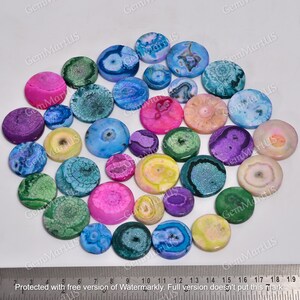 Puede incluir: Surtido de 25 rebanadas de ágata en varios colores y patrones, incluyendo azul, verde, rosa, morado y amarillo. Las rebanadas tienen aproximadamente 2,5 cm de diámetro y tienen un acabado pulido.