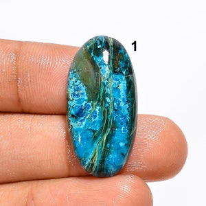 Pu&ograve; includere: Pietra preziosa ovale a cabochon con un motivo blu, verde e marrone. La pietra misura circa 25 mm di lunghezza e 18 mm di larghezza.