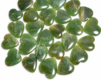 Cuore di avventurina verde naturale, lucidato a mano per la creazione di gioielli.