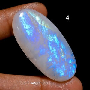 Tutte le forme miste, pietra preziosa di pietra di luna arcobaleno, cabochon di pietra di luna blu fuoco, cristalli di pietra di luna arcobaleno bianca naturale e retro piatto lucidati a mano. 4. 45X23X7mm 68Crt