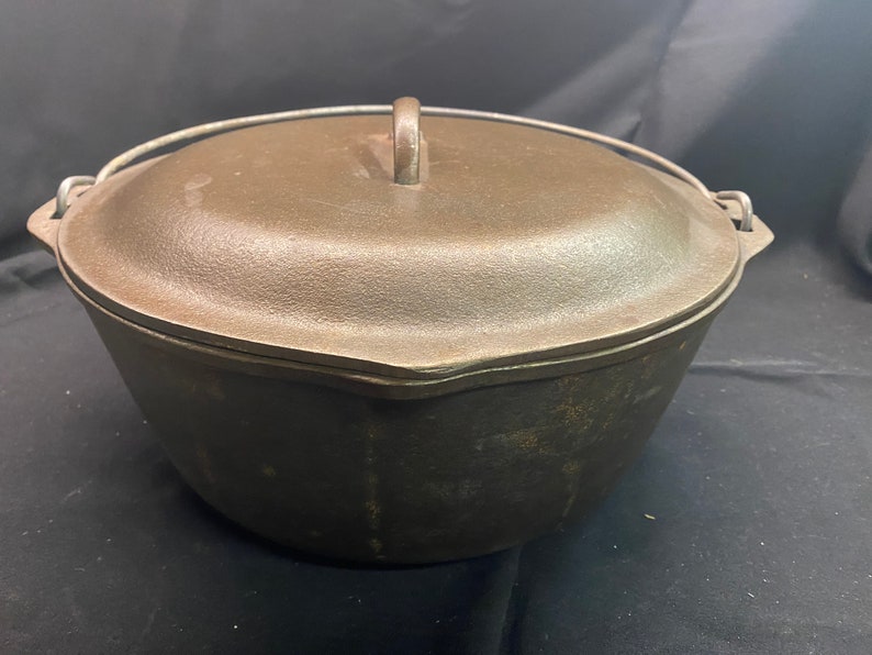 VINTAGE Cast Iron 10 Dutch Oven with Lid and Handle Made in Etsy
