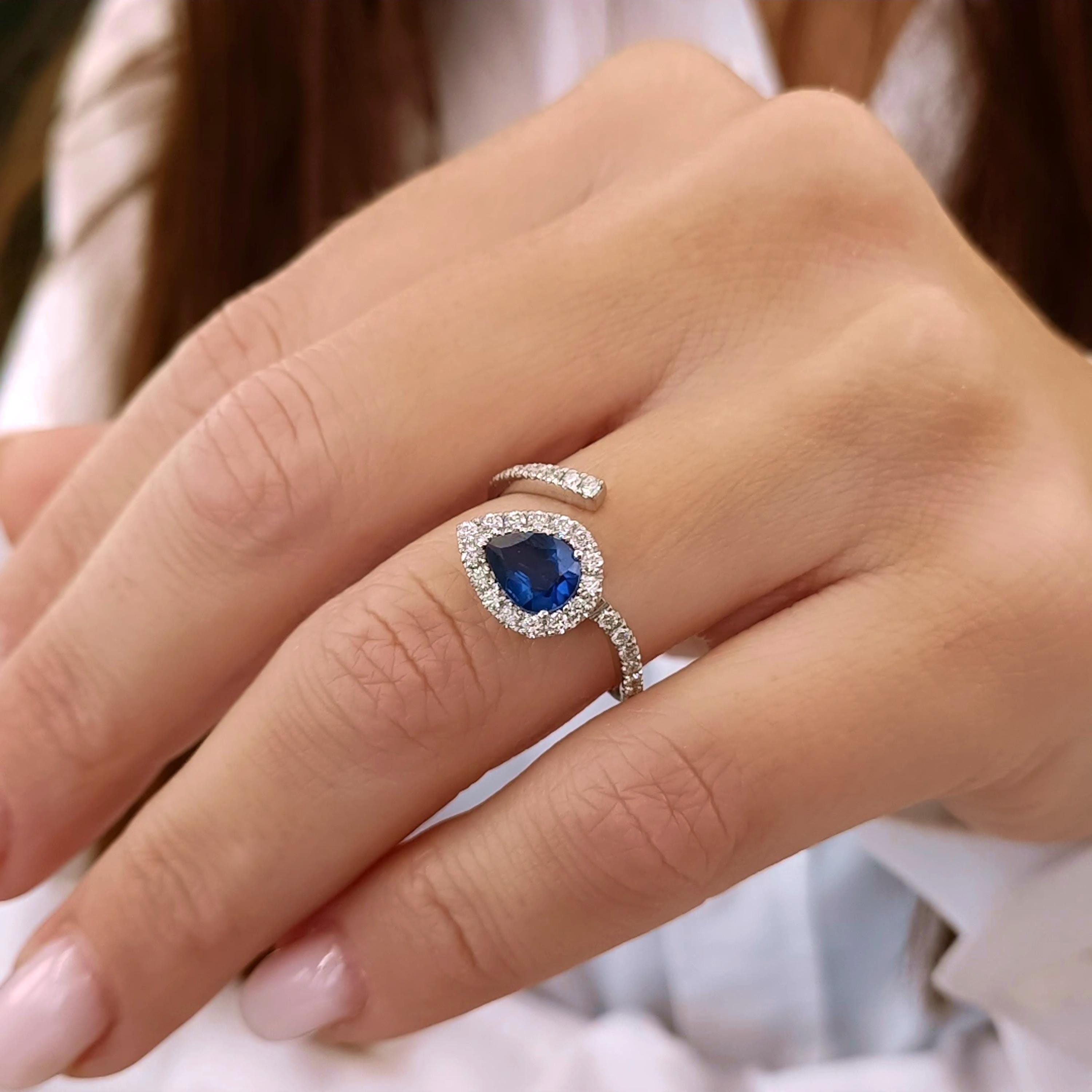 Bague Femme Design Moderne En Or Blanc 18 KT Et Zircons Cœurs Perforés