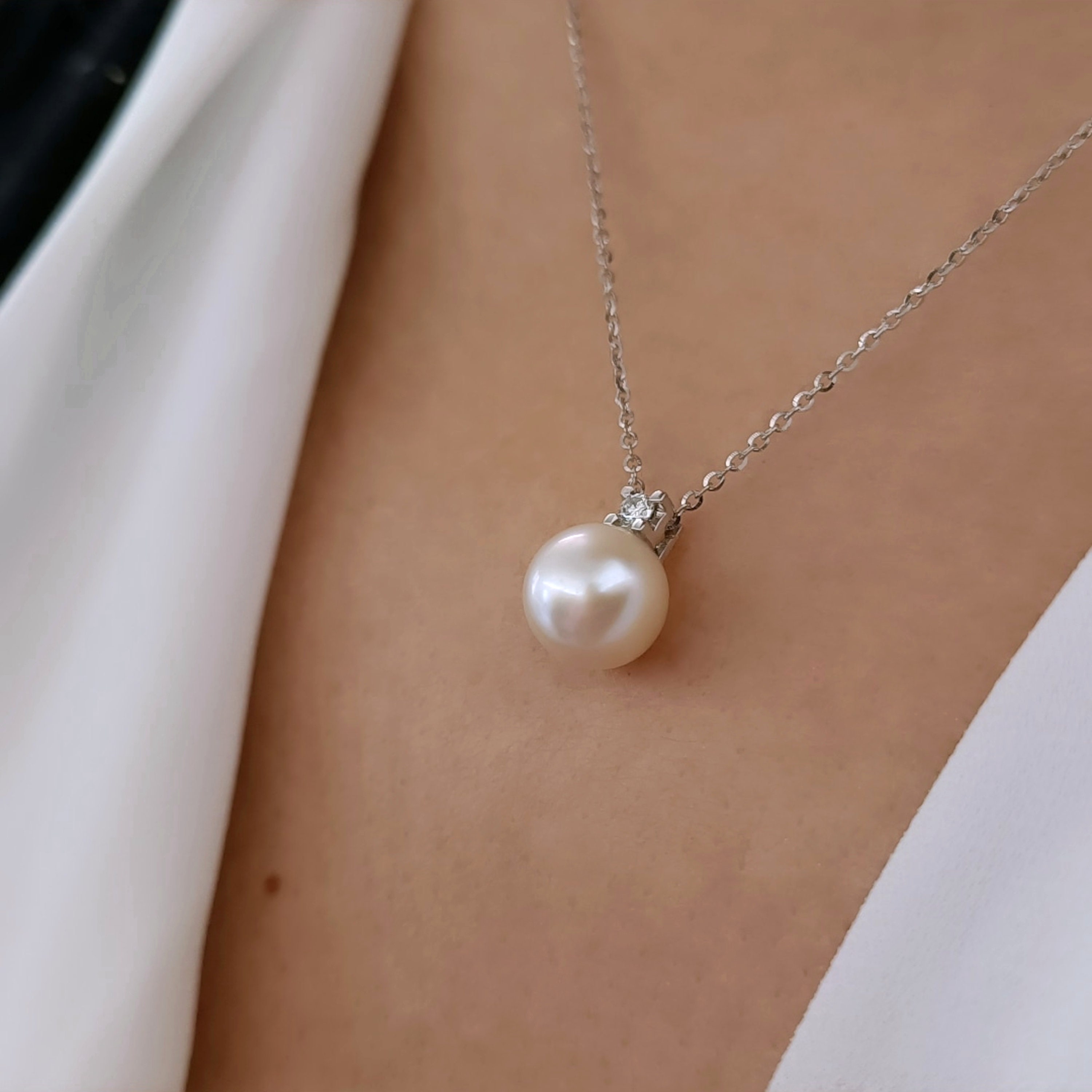 Collana in oro 18k con 4 perle Akoya bianche e 9 biglie d'oro - Collana