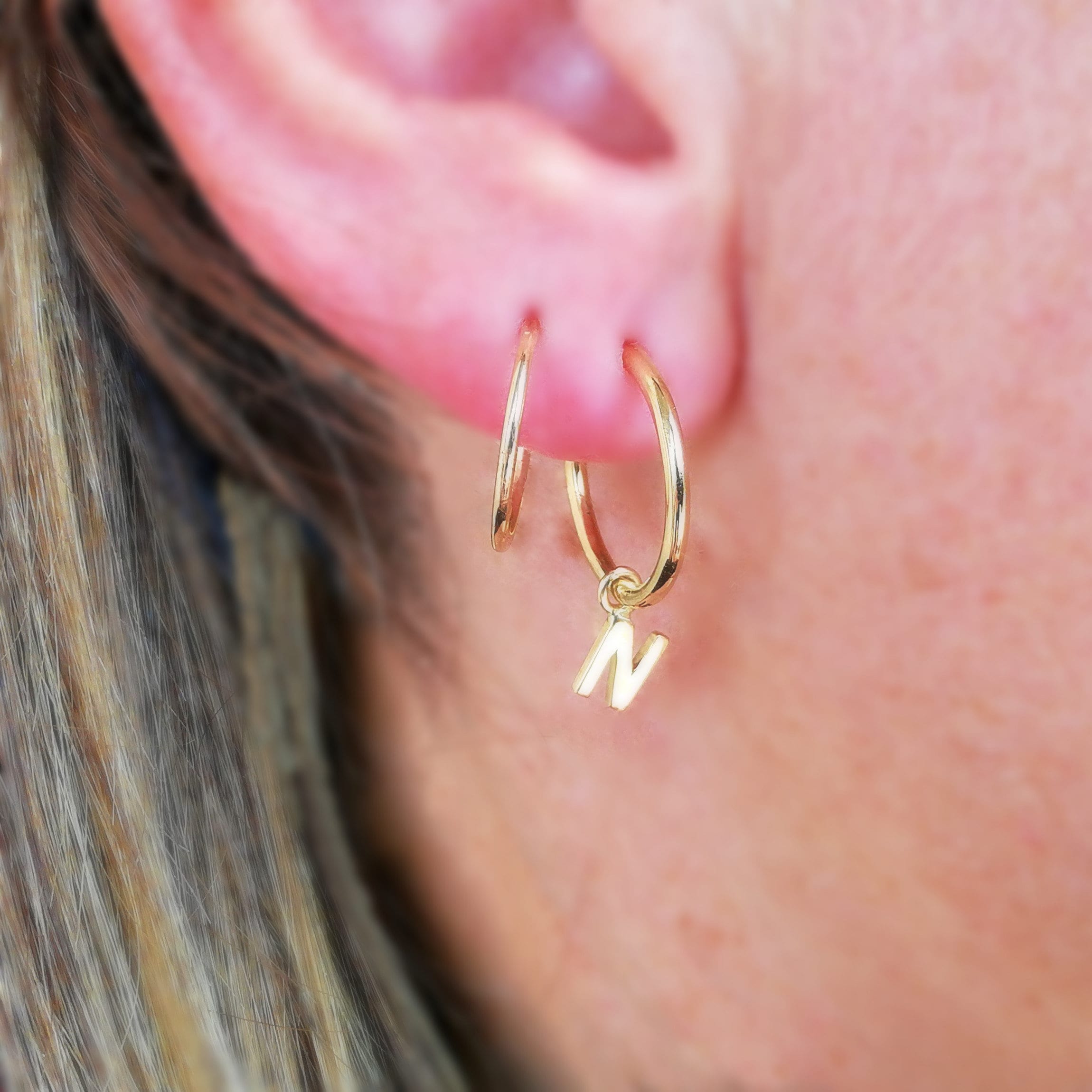 Orecchini a cerchio oblunghi placcati in oro 14 carati con zirconia