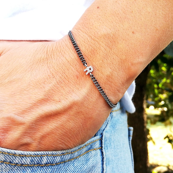 Bracciale con iniziale in pietra lavica: monogramma personalizzato con