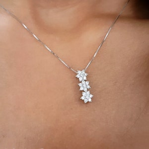 Bloemenketting met diamanten in 18k goud voor dames, trilogieketting in witgoud en diamanten
