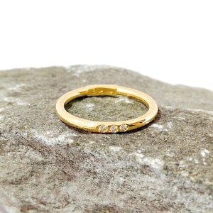 Minimal diamond ring in 9k solid gold.