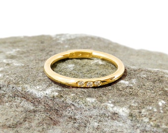 Minimal diamond ring in 9k solid gold.