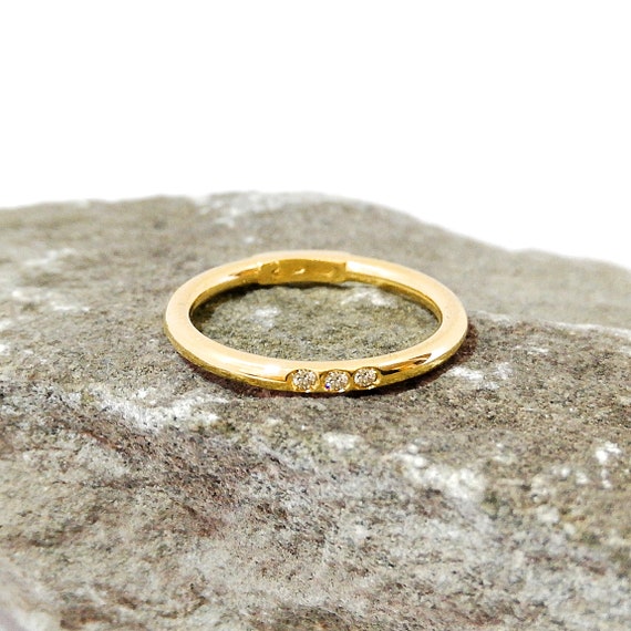 Anello 3 diamanti in oro giallo 9k.