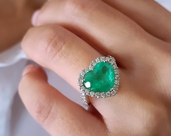 Anello con Smeraldo colombiano taglio cuore e Diamanti Oro bianco 18k