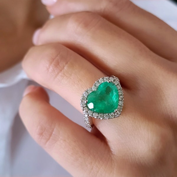 Heart shaped Colombian Emerald engagement ring in 18k white Gold, Diamond halo ring