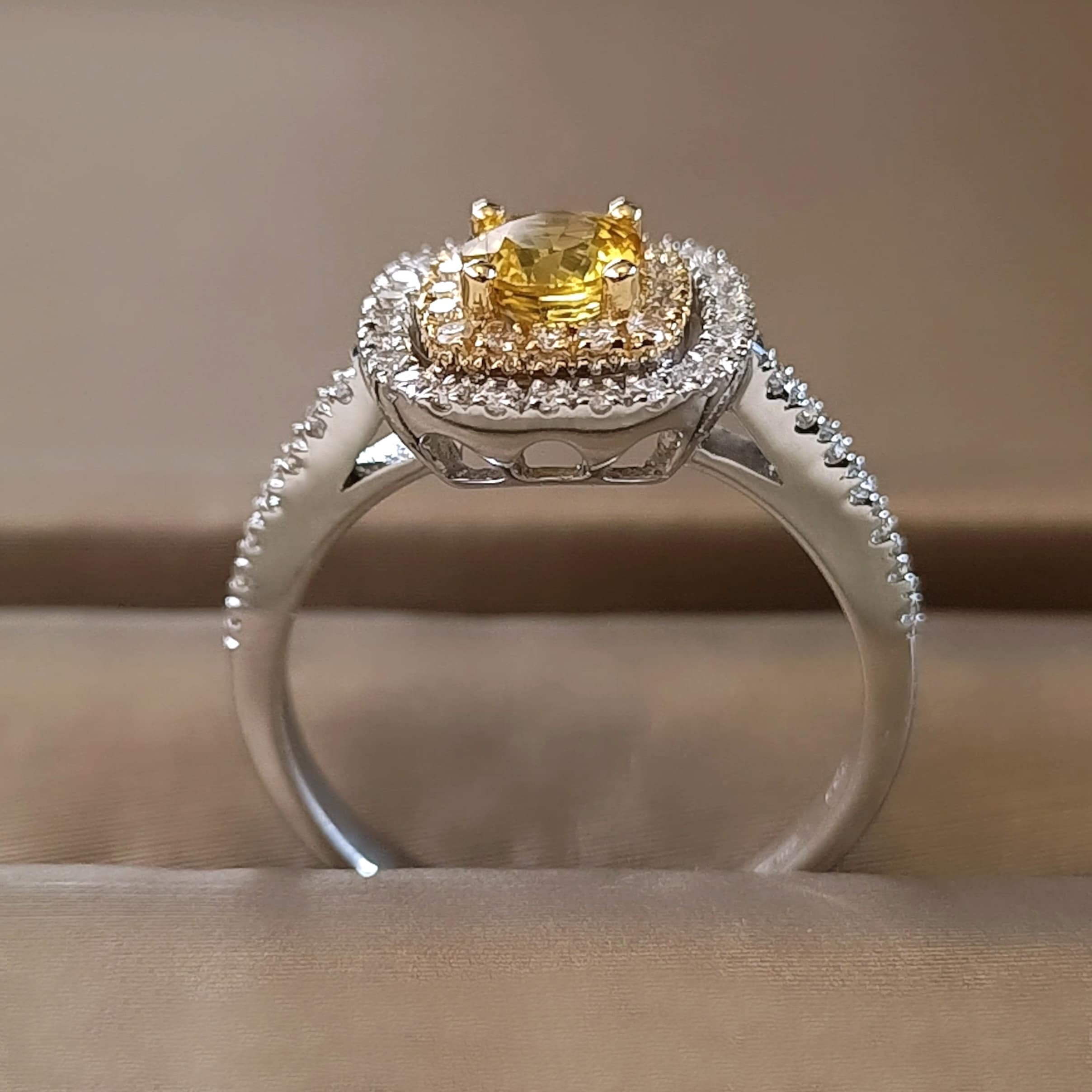 イエロー サファイアとダイヤモンド リング 18K ホワイト ゴールド
