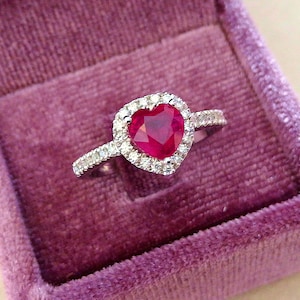 Coração de rubi e anel de diamante em ouro branco 18k